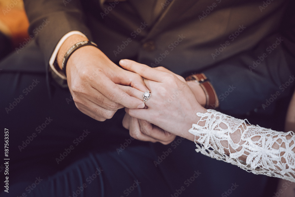 Fototapeta premium The groom is wearing a bridal ring.