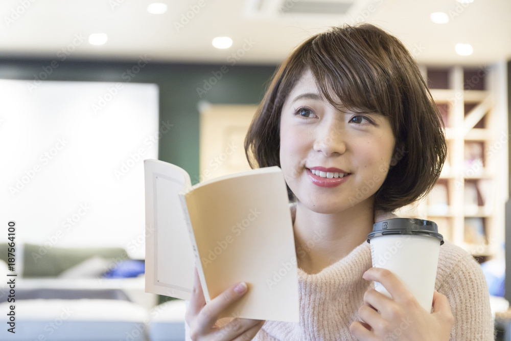 読書をする若い女性