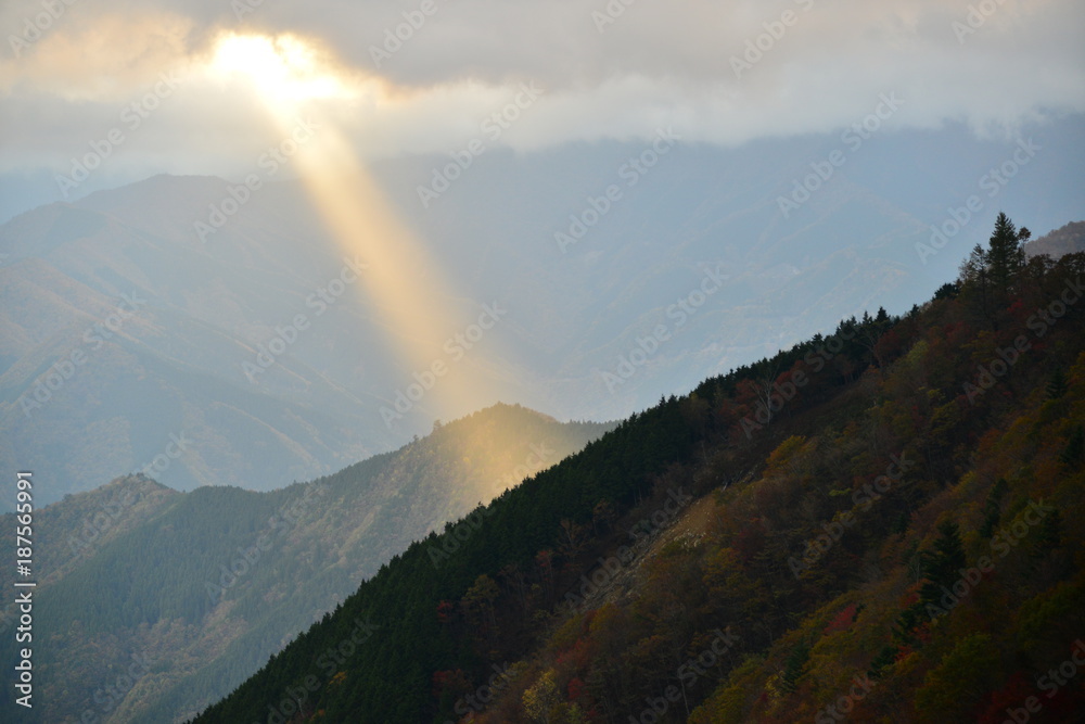 日本の山の夕景と光線 日本の山の夕景と光線