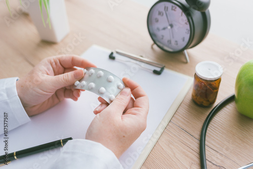 Canvastavla Female doctor holding unlabeled generic tablets