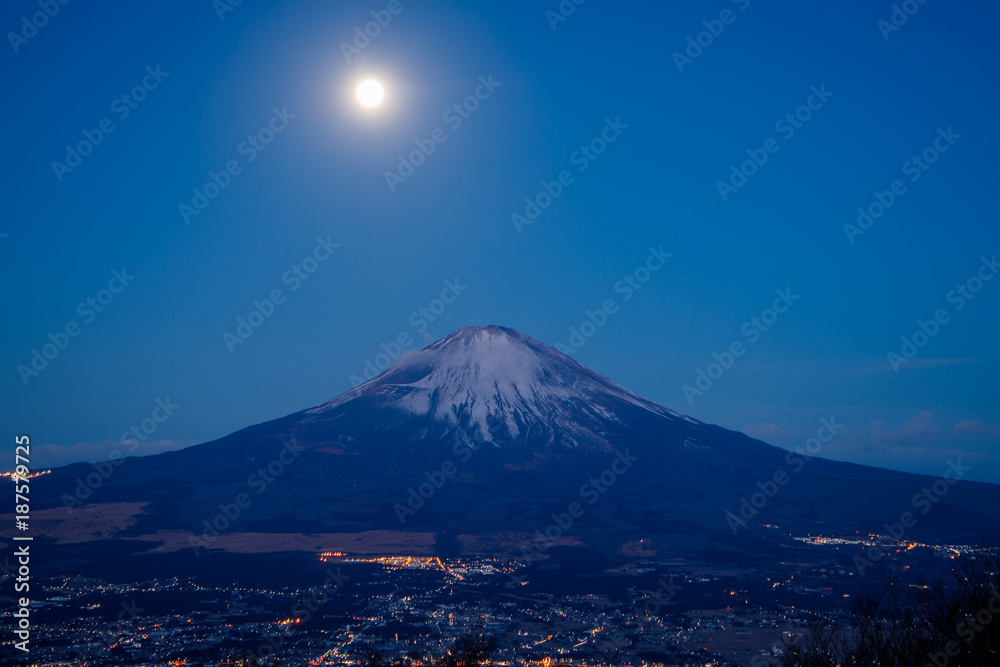金時山山頂から紅富士に沈む月
