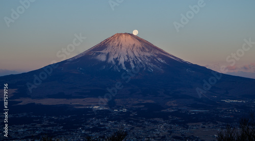 金時山山頂から紅富士に沈む月 © Umibozze