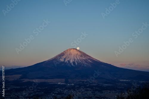 金時山山頂から紅富士に沈む月