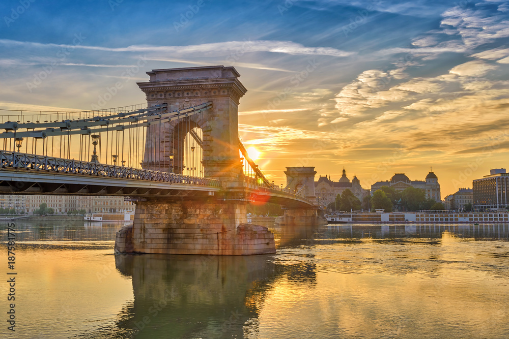 Fototapeta premium Budapeszt wschód słońca panoramę miasta w Budapeszcie Most Łańcuchowy i Dunaj, Budapeszt, Węgry