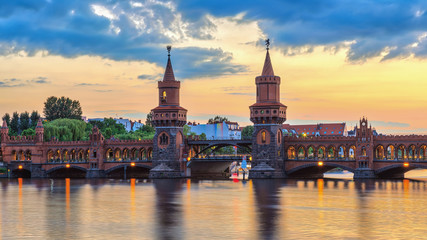 Fototapete Berlin Berliner Skyline bei Sonnenuntergang an der Oberbaumbrücke und Spree, Berlin, Deutschland  © Noppasinw
