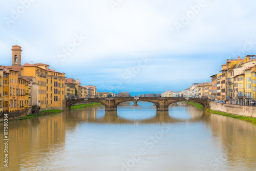 フィレンツェ ヴェッキオ橋から眺めるアルノ川