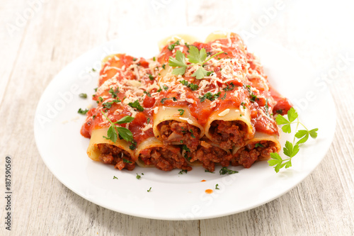 cannelloni with beef and tomato sauce