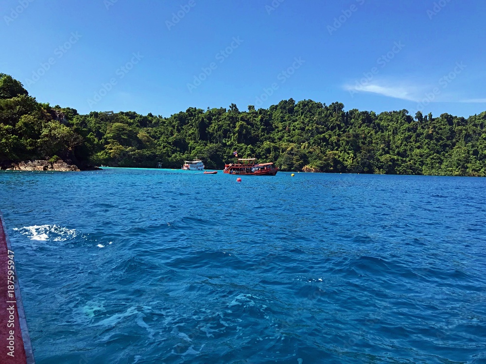 The island and the ship near snorkeling area, Koh Chang, Trat, Thialand