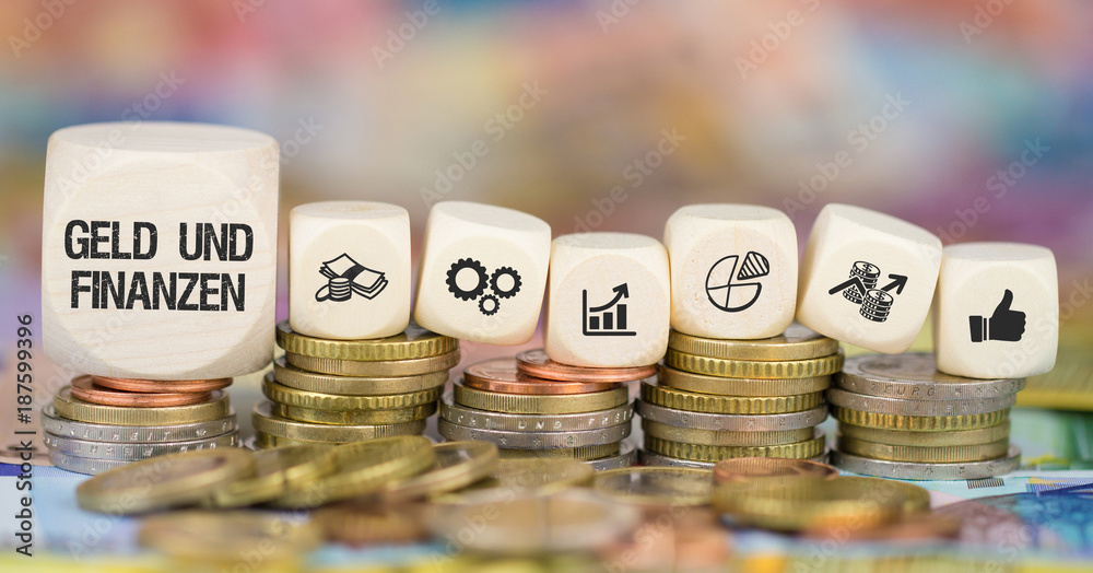Geld und Finanzen / Münzenstapel mit Symbole Geld und Finanzen / Münzenstapel mit Symbole