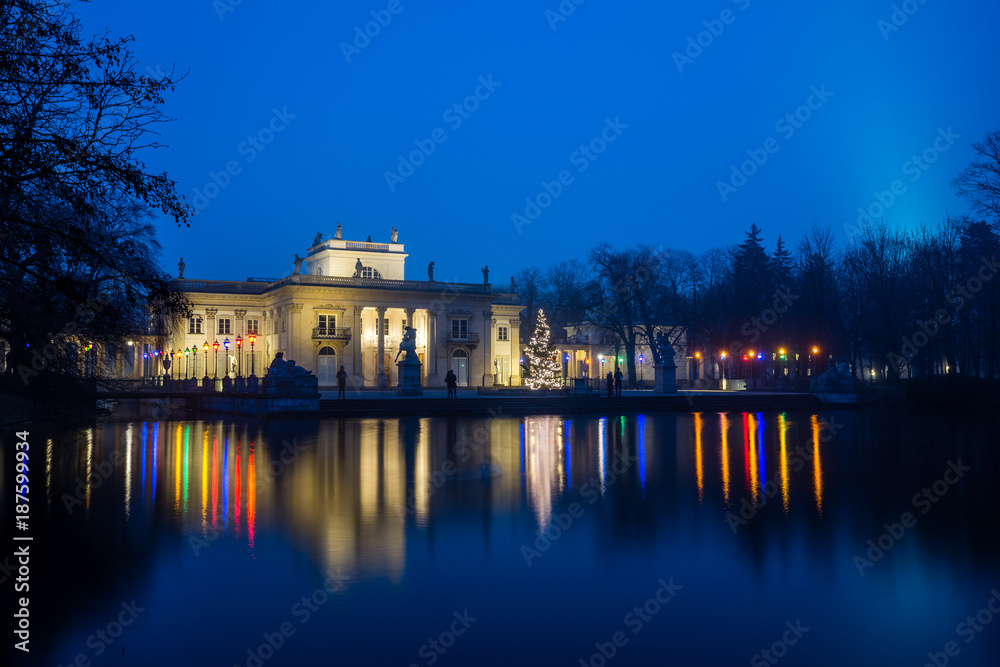 Naklejka premium Royal Palace on the Water in Lazienki Park at night in Warsaw, Poland