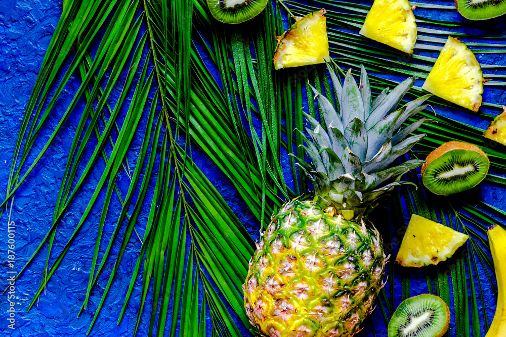 Fototapeta Pojęcie lato tropikalne owoc. Otręby z kiwi, ananasa i palmy