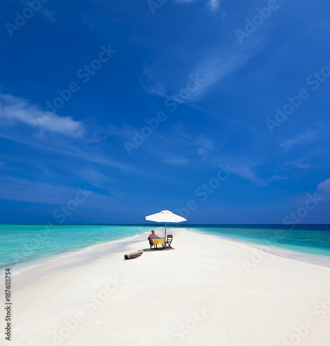 Fototapeta Naklejka Na Ścianę i Meble -  Picnicplatz auf einer Sandbank im indischen Ozean bei den Malediven