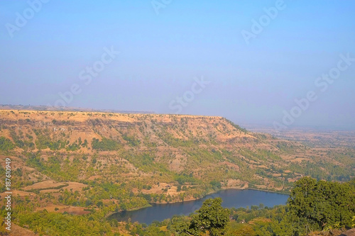 Uniformly uneven visuals of nature, Mandu