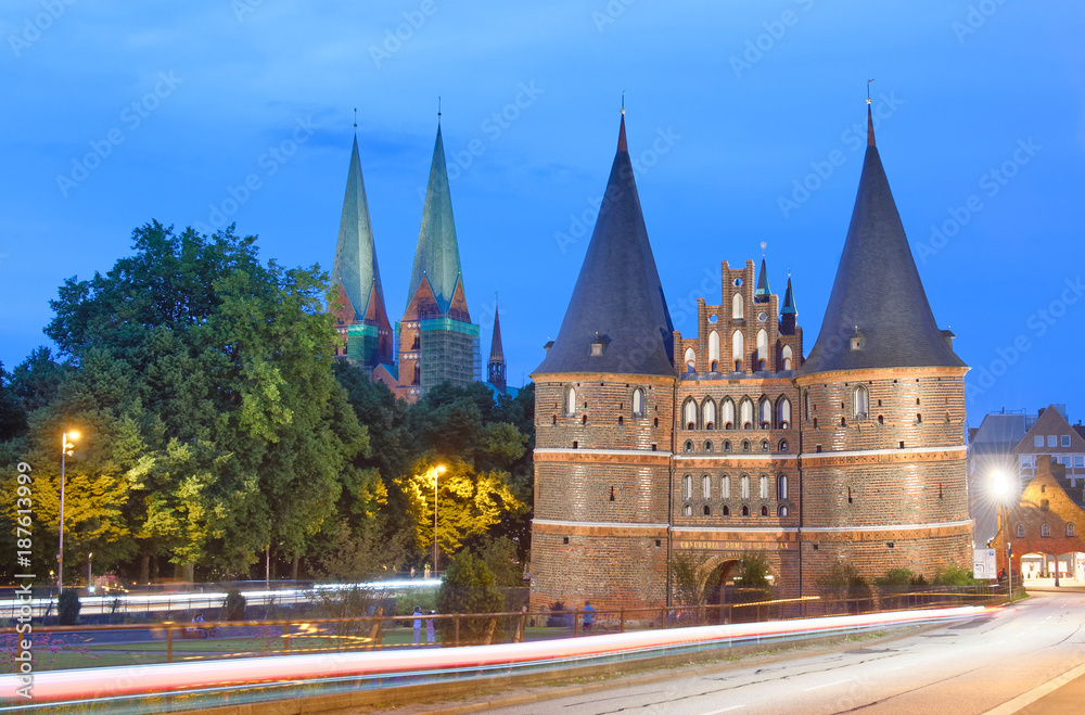 Obraz premium Holsten Gate at sunset, Lubeck - Germany