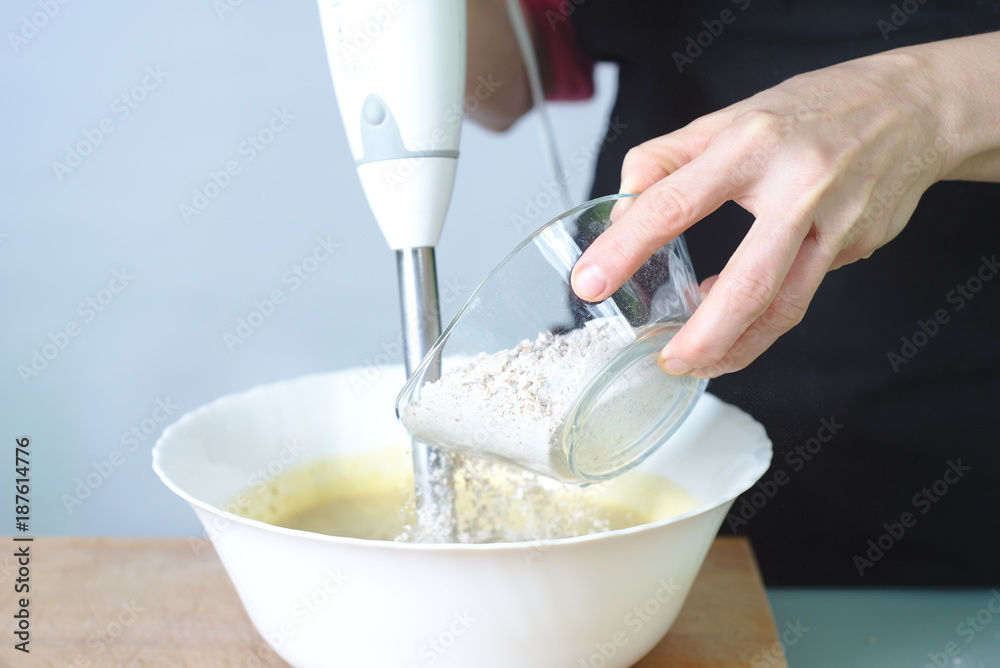 Mujer haciendo un postre casero con batidora Mujer haciendo un postre casero con batidora