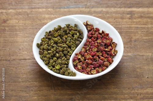 Cuadro en lienzo sichuan pepper, green and red