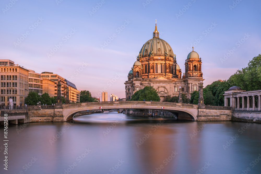 Der Berliner Dom in deutschlands Hauptstadt.