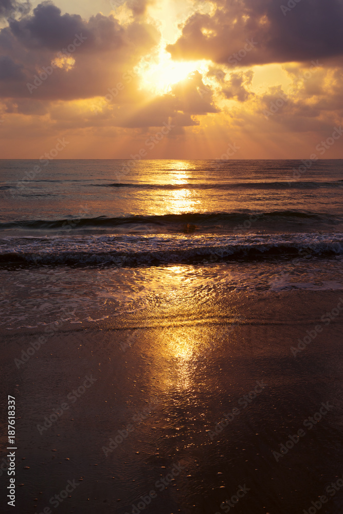 Obraz premium Sunset over sea