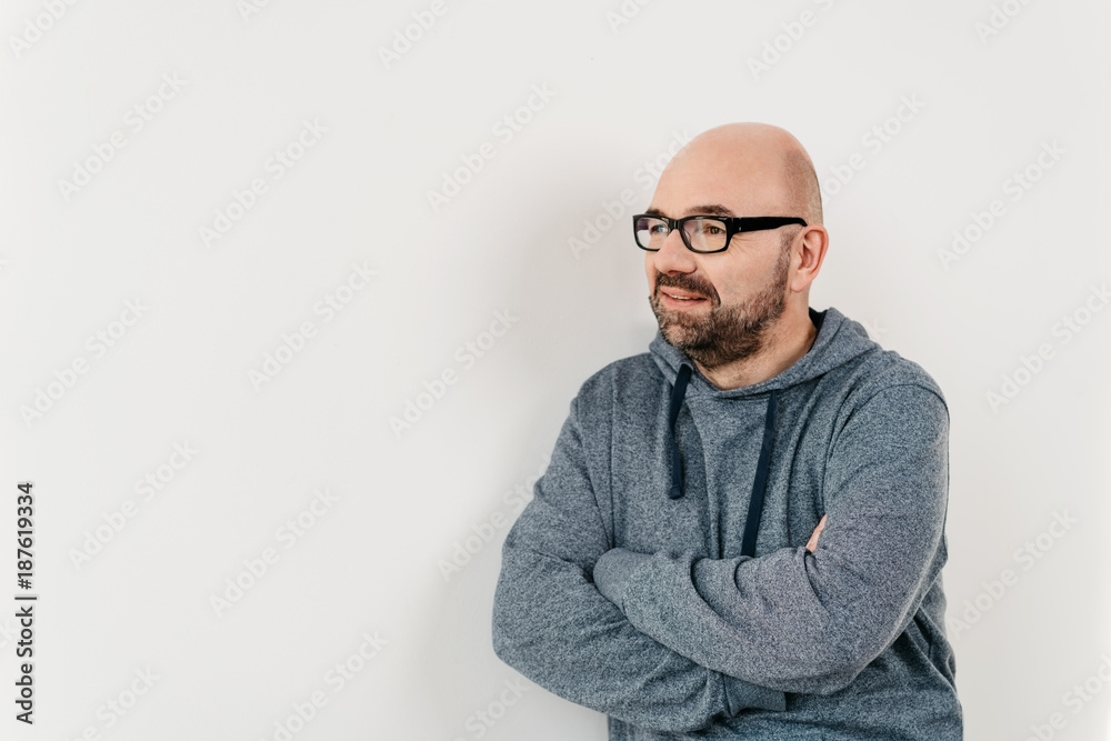 Fototapeta premium Man standing leaning against a white wall