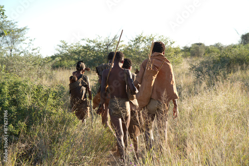 Fotografie bushmen of the kalahari desert in africa