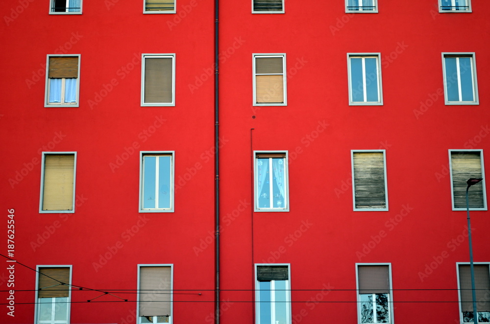 Naklejka premium Knallrote Hausfassade
