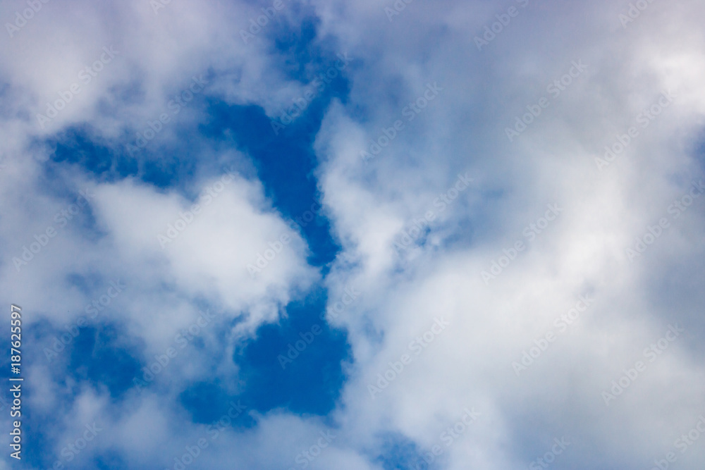 Obraz premium Blue sky with white clouds. Abstract background
