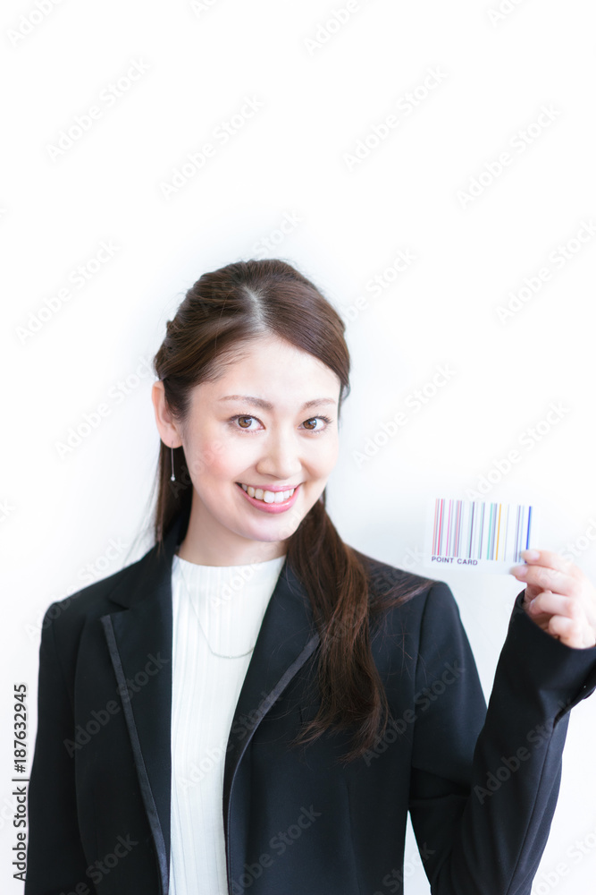 ポイントカードを手に持つ女性 ポイントカードを手に持つ女性