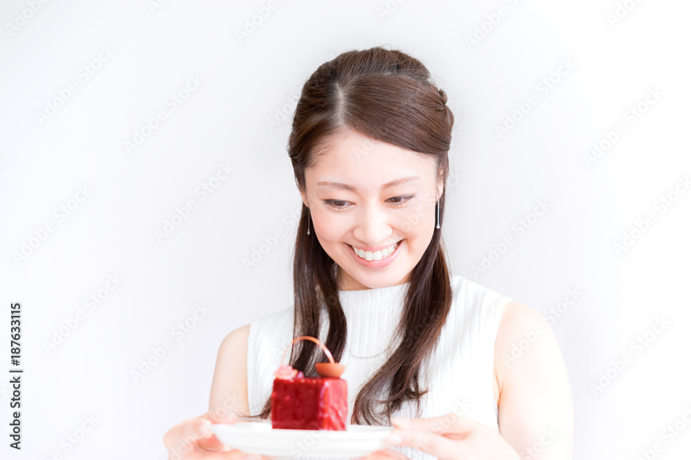 嬉しそうにケーキを見つめる女性 嬉しそうにケーキを見つめる女性