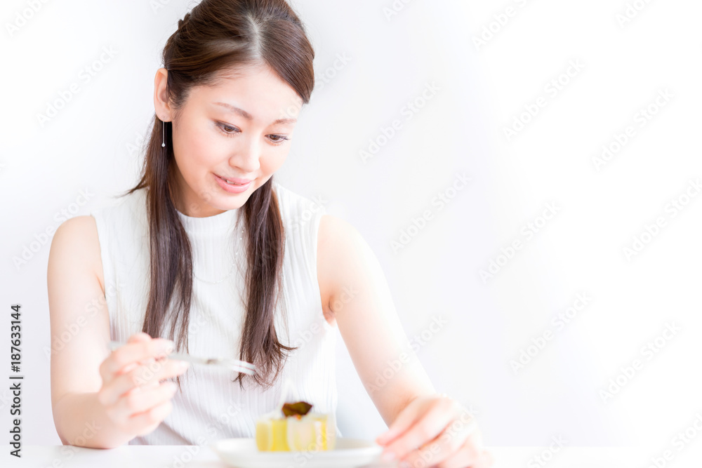 ケーキを食べる若い女性