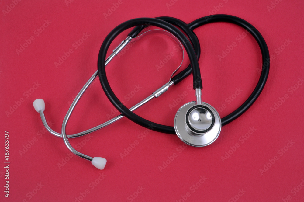 Stéthoscope sur fond rouge Stéthoscope sur fond rouge