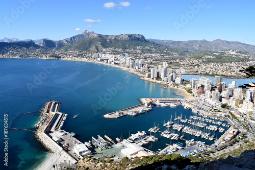 Vista al puerto de Calpe desde Peñon de Ifach, Costa Blanca, Alicante