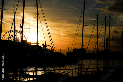 Fototapeta Naklejka Na Ścianę i Meble -  spectacular sunset in the port of Genoa