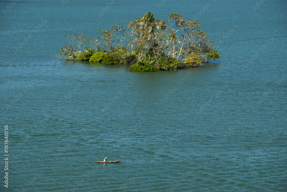 Φωτογραφία Small island in the middle of Rio Dulce and fisherman with raft, Izabal, Guatemala