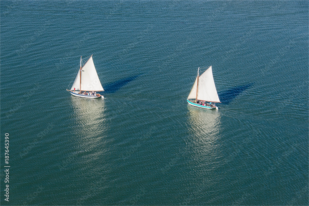 Fototapeta premium Vue aérienne de bateaux à voile dans le Bassin d'Arcachon en France