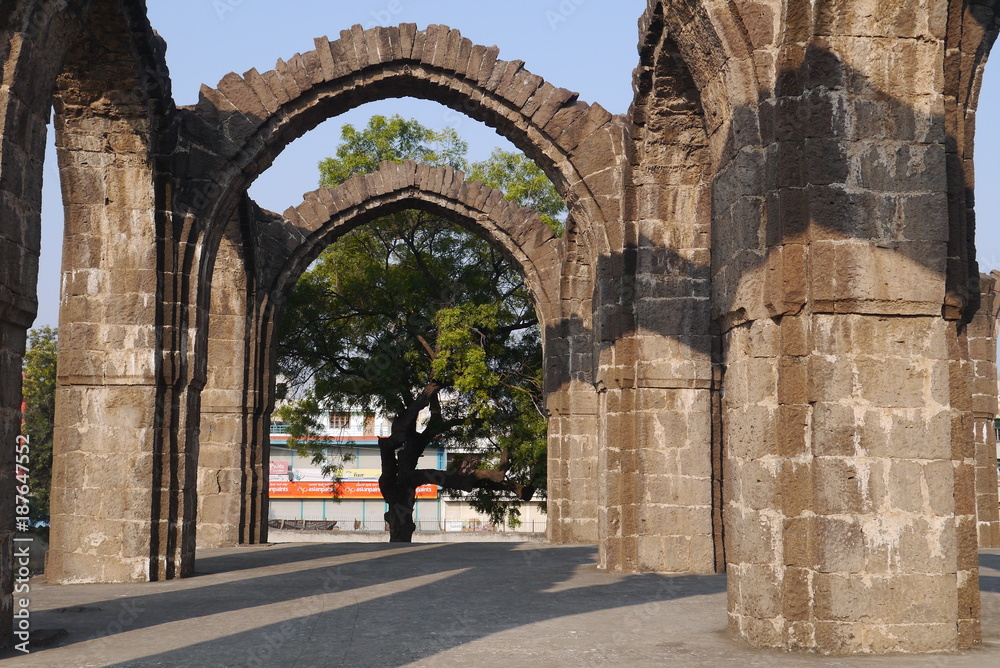 Величественные арки усыпальницы Барах Каман в городе Биджапур штата Карнатака в Индии