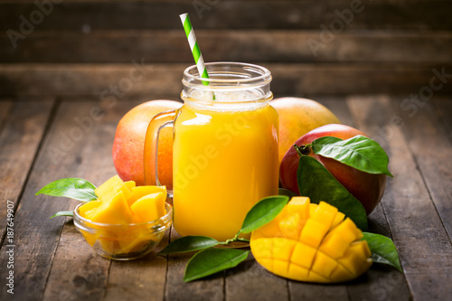 Photographie Fresh mango smoothie in the glass