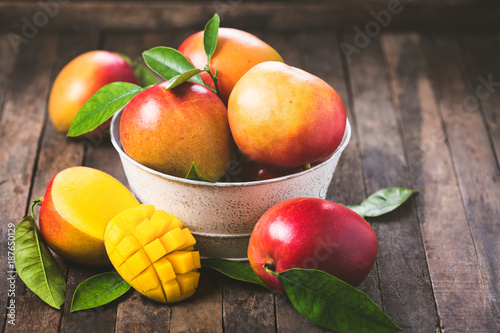 Tableau sur toile Fresh mango fruit