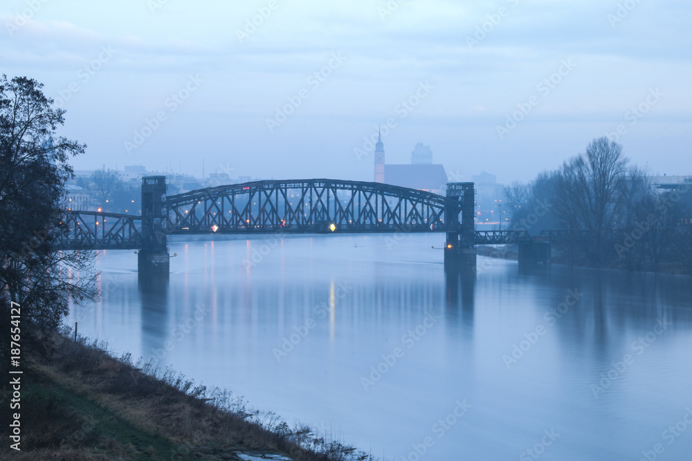Brücke im Morgengrauen