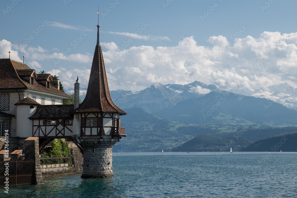Architettura svizzera in riva al lago