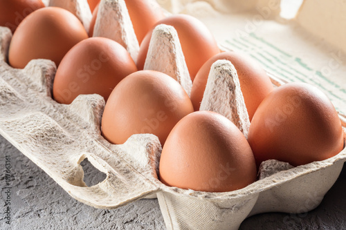 Fotografia Farm raw fresh egg in pack on gray table scrambled eggs omelet fried egg