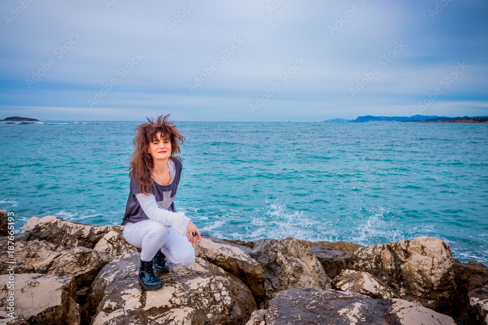 Femme sur la digue de la plage de la Coudoulière à Six-Fours-les-Plages
