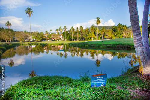Tropischer Golfplatz, See, Lagune, Insel photo