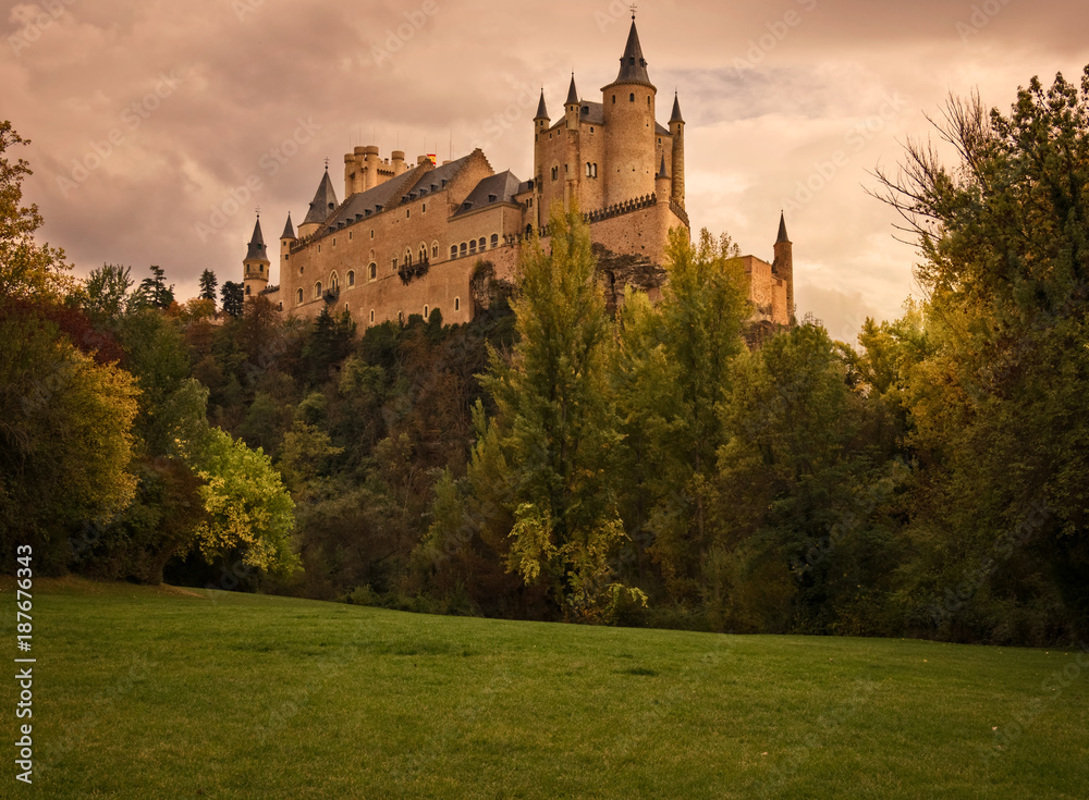 alcazar de Segovia al atardecer en otoño