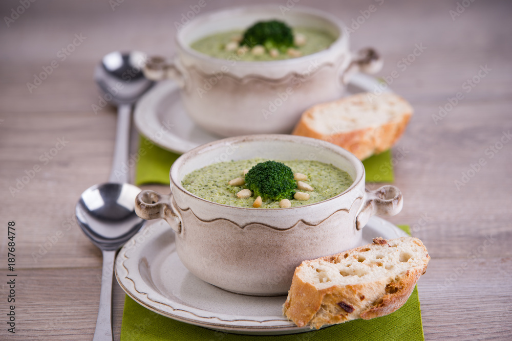 Brokkolisuppe mit Baguette Brokkolisuppe mit Baguette