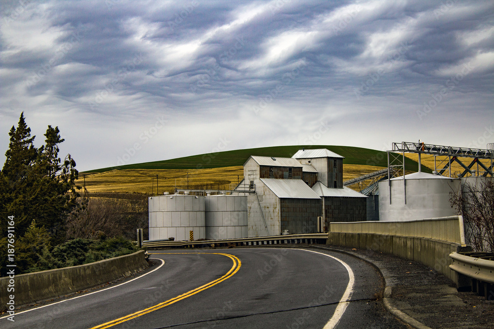 Obraz premium Grain Elevators on a Country Road