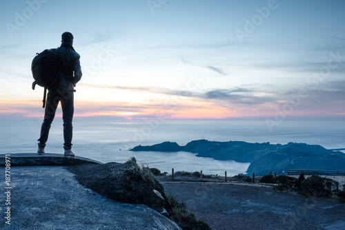 baroudeur regardant le coucher de soleil