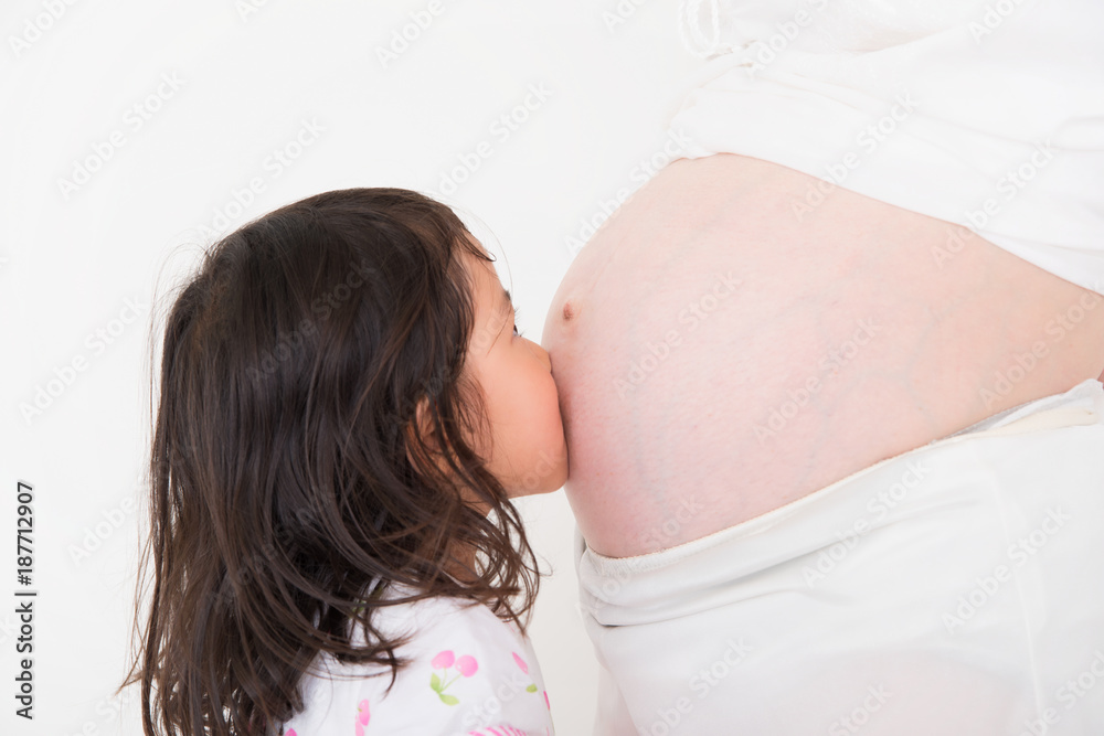 妊婦のお腹にキスをする女の子 Stock Photo Adobe Stock