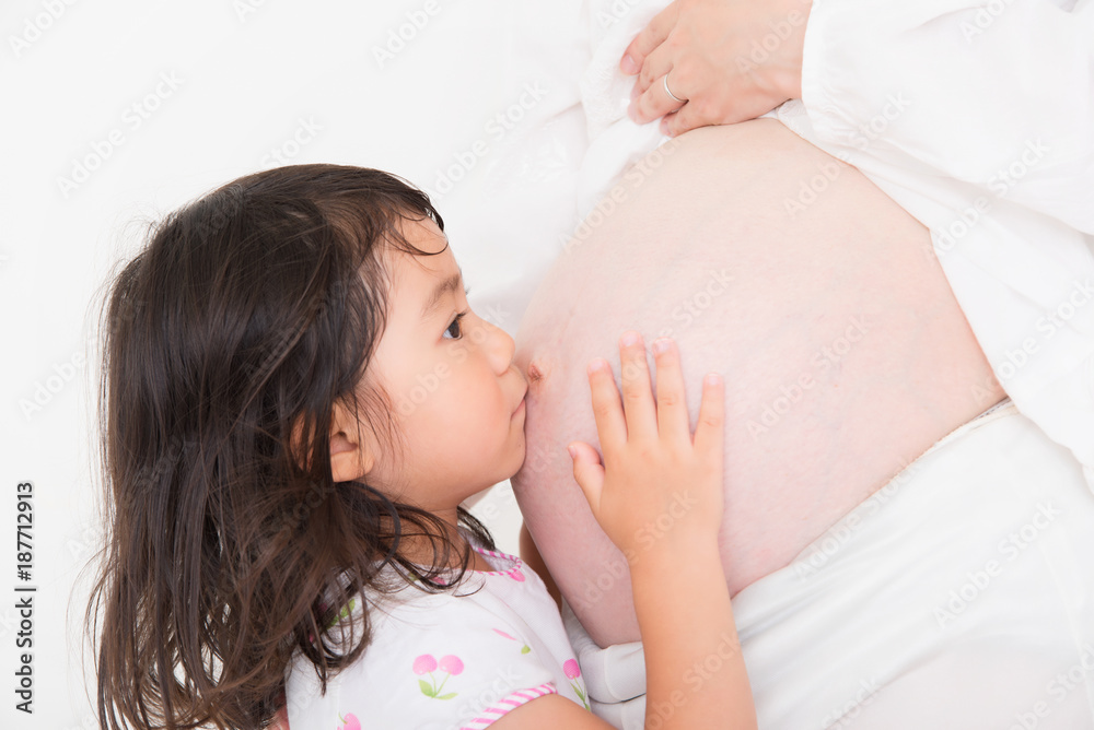 妊婦のお腹にキスをする女の子 Stock Photo Adobe Stock