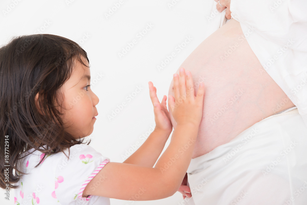 妊婦のお腹を触る女の子 Stock Photo Adobe Stock