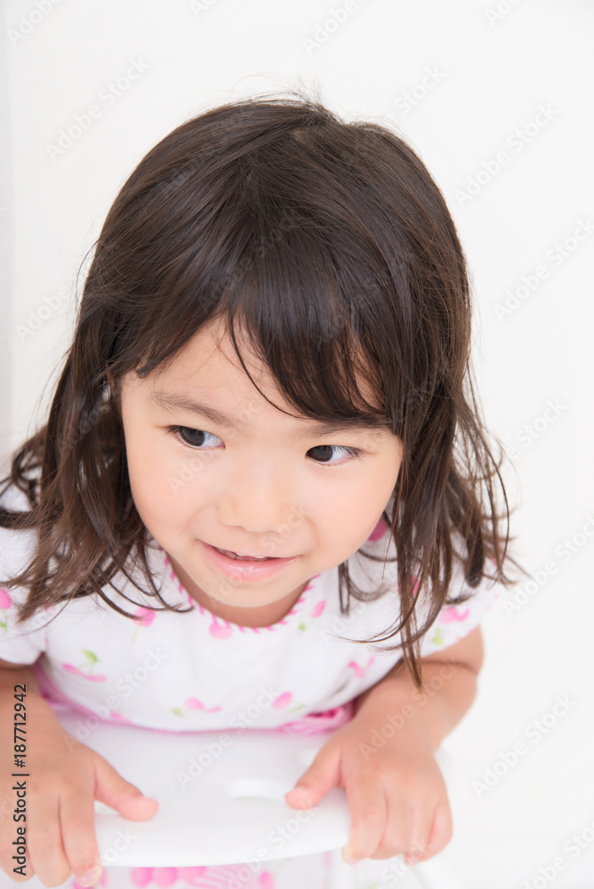 椅子に寄りかかる女の子 椅子に寄りかかる女の子